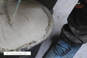 Préparation d'une barbotine d’étanchéité qui sera appliquée sur le sol et les parois de la citerne d'eau