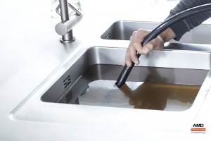 Aspiration des eaux stagnante pour déboucher efficacement avec une pompe manuelle