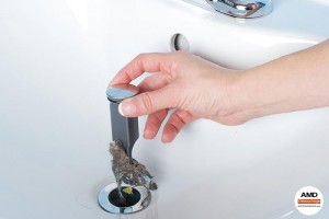 Présence d'un amas de cheveux et de poils dans le tuyau d'écoulement d'un lavabo