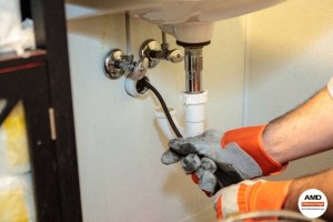 Démontage du système d'écoulement d'un lavabo pour le passage d'un furet électrique