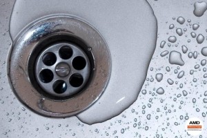 Evier de cuisine débouché et nettoyé - L'eau s'écoule à nouveau